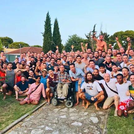Santiago Rafael con un círculo de hombres al aire libre.