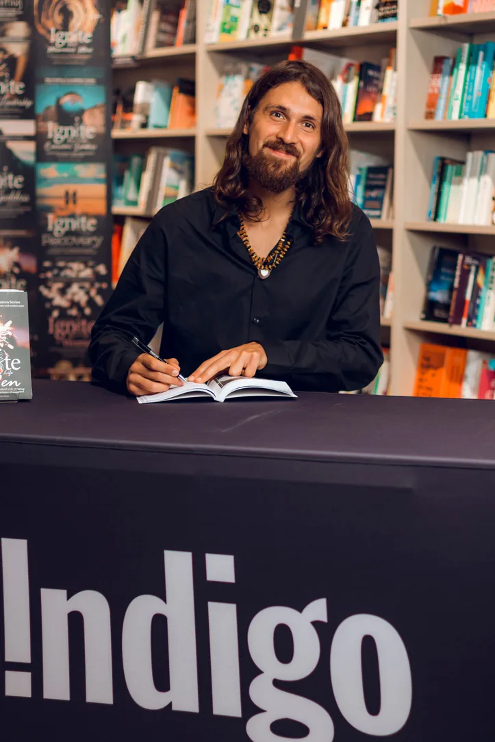 Santiago Rafael firmando su libro en una librería.
